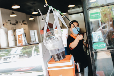 Muôn kiểu giao hàng "cười ra nước mắt" nhưng lại rất cần thiết trong mùa dịch