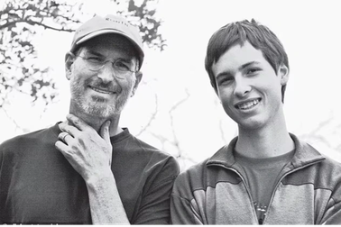 Con trai Steve Jobs lập công ty nghiên cứu phương pháp chữa ung thư