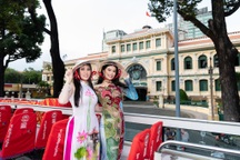 Hoa hậu Emily Hồng Nhung đưa Hoa hậu Thế giới Châu Á dạo phố bằng xe buýt