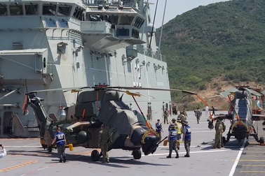 Mãn nhãn với dàn trực thăng hiện đại trên tàu đổ bộ lớn nhất Hải quân Úc