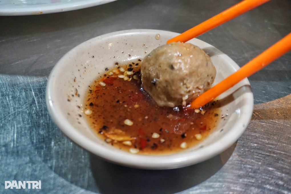 Quán hủ tiếu đợi chỉ dành cho... người kiên nhẫn, 2h sáng khách vẫn đông - 6 Quán hủ tiếu đợi chỉ dành cho... người kiên nhẫn, 2h sáng khách vẫn đông - 6