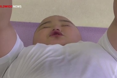 "Choáng" trước chế độ tập luyện và ăn uống của sumo nhí 10 tuổi nặng 85 kg