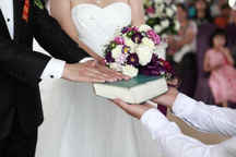 Lấy chồng lần hai nhưng bạn gái vẫn đòi tổ chức đám cưới