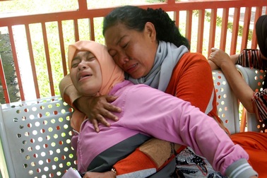 Gần 80 người Indonesia thiệt mạng vì uống rượu giả