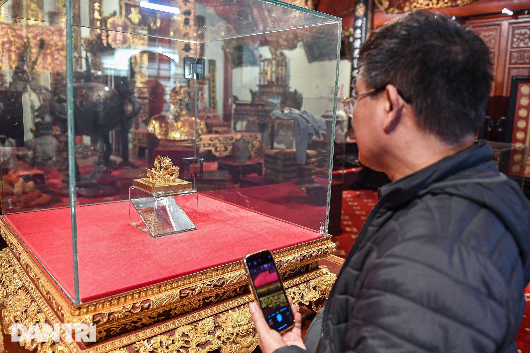 ត្រាមាសរបស់អធិរាជត្រលប់មកផ្ទះវិញ ដោយមានឆ្មាំ ៤-៥ នាក់ ប្រចាំការទាំងយប់ទាំងថ្ងៃ - ២. Ấn vàng Hoàng đế chi bảo hồi hương, có 4-5 bảo vệ túc trực ngày đêm - 2