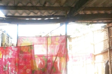 Gió lốc thổi bay 5 mái nhà dân 