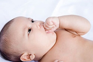 Ảnh hưởng khi trẻ ngậm mút tay - lời cảnh báo của bác sĩ nhi khoa