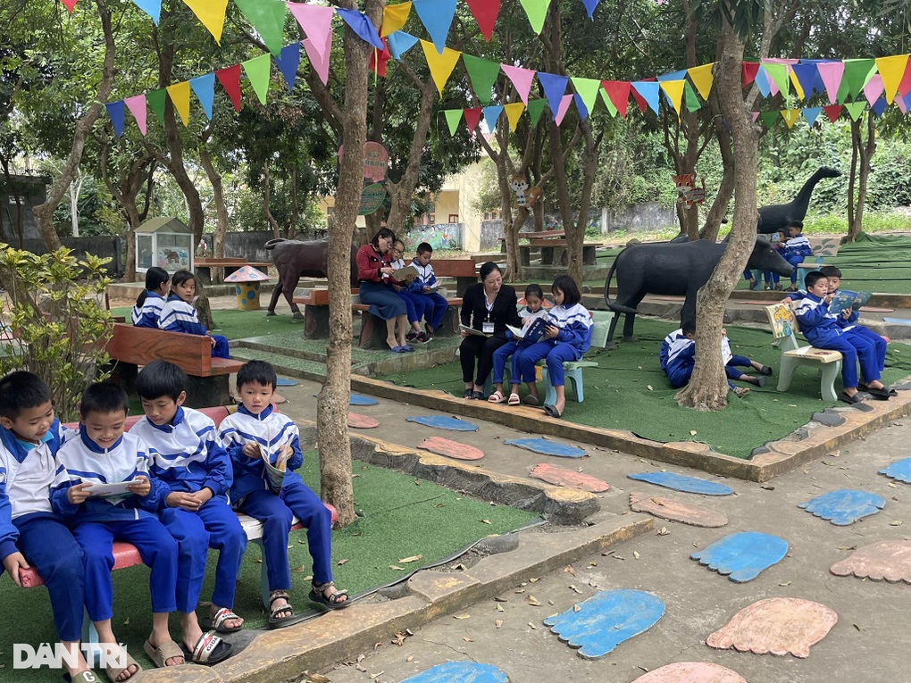 Cô Yến cùng các em học sinh trong giờ ngoại khóa.jpg