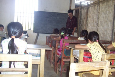 Cuốc bộ 10km đường rừng để được học lớp 3