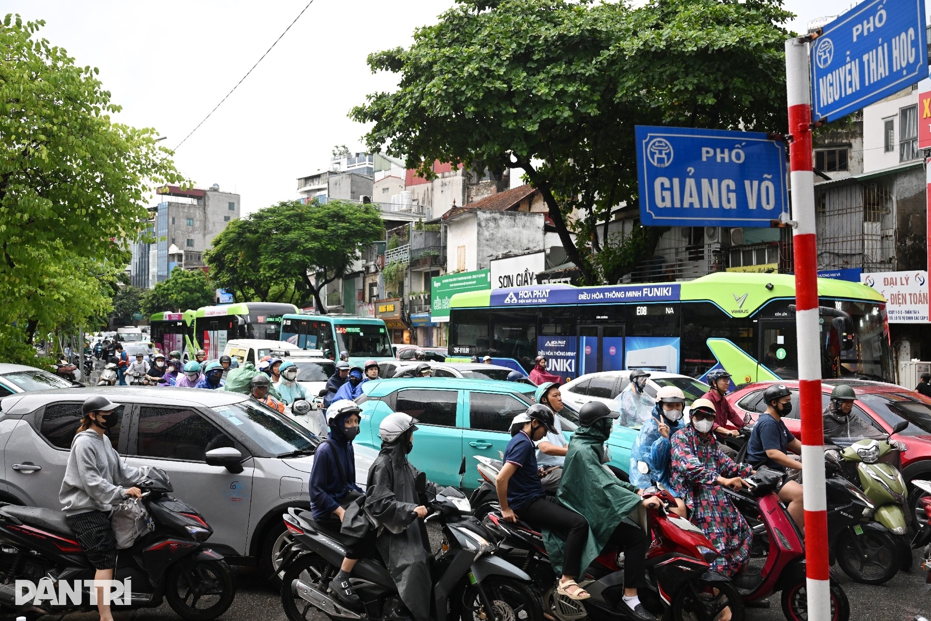 Mưa 30 phút ở Hà Nội, nhiều tuyến phố ngập nước, có điểm sâu 1 mét - 5 Mưa 30 phút ở Hà Nội, nhiều tuyến phố ngập nước, có điểm sâu 1 mét - 5