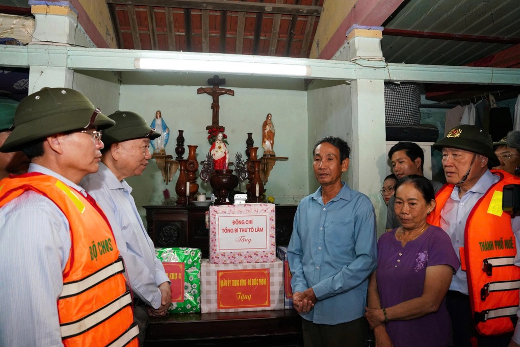 الأمين العام تو لام يزور ضحايا الفيضانات في مدينة هوي ويقدم لهم الهدايا - 2 Tổng Bí thư Tô Lâm thăm, tặng quà người dân vùng lũ tại thành phố Huế - 2