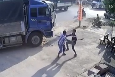 Giành đường để chạy trước, 2 tài xế xe tải vác dao đuổi chém nhau