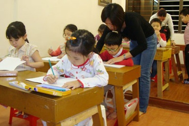 Làm sao các bé lớp 1 phải khổ thế?