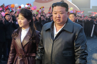 Báo Triều Tiên lần đầu gọi con gái ông Kim Jong-un là "người dẫn dắt"