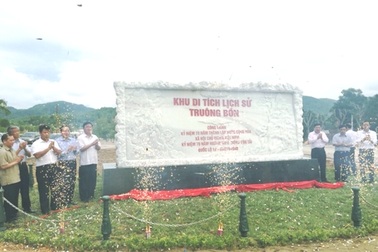 Gắn biển công trình tôn tạo Khu di tích lịch sử Truông Bồn