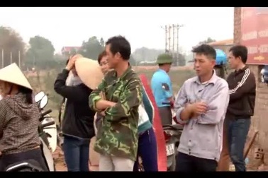 Công an huyện Yên Dũng yêu cầu công nhân, cán bộ, lãnh đạo nhà máy Hải Hà ra ngoài nhà máy.