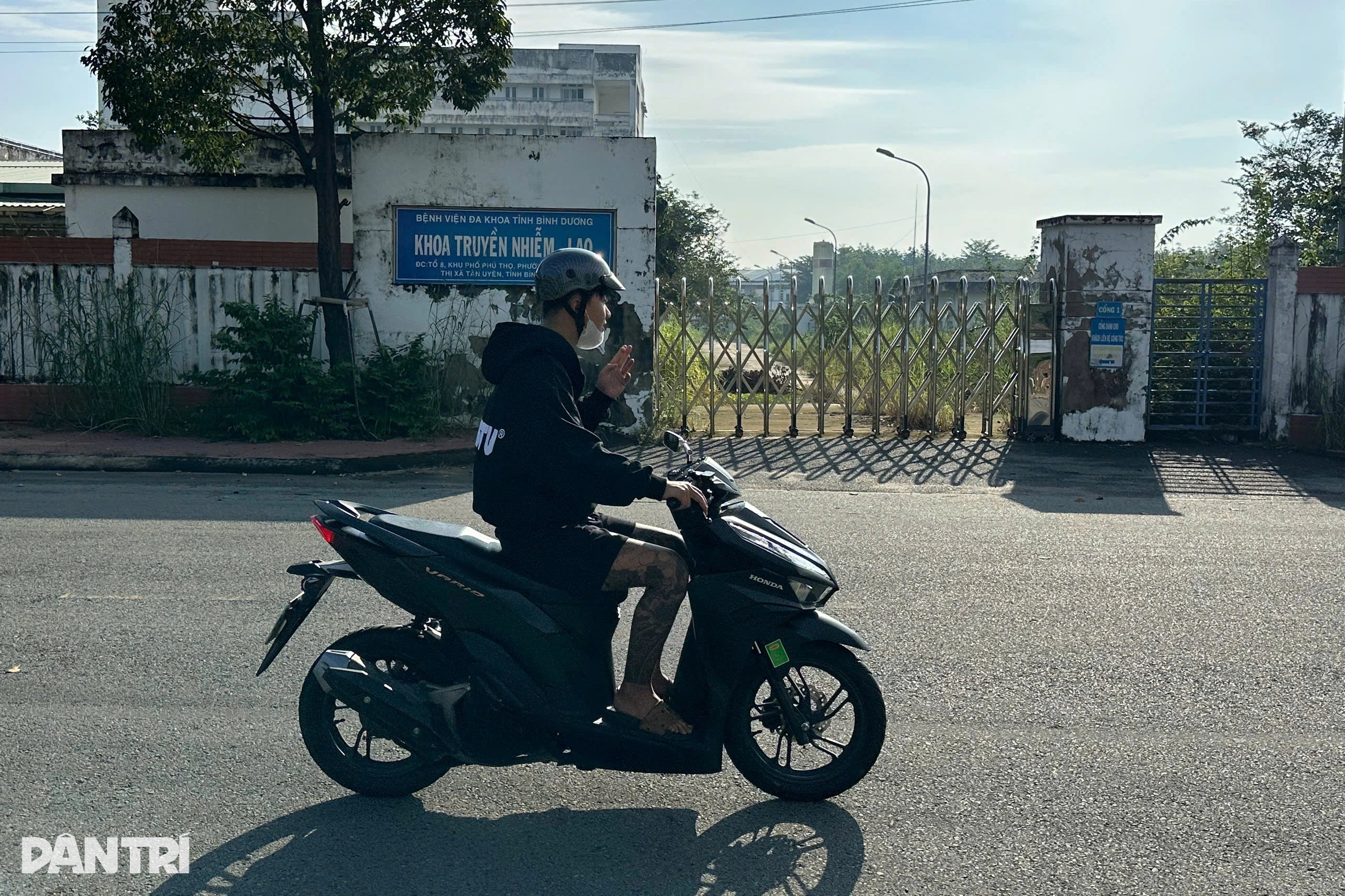 Cỏ mọc um tùm bên trong bệnh viện trăm tỷ bỏ hoang nhiều năm ở TPHCM - 7