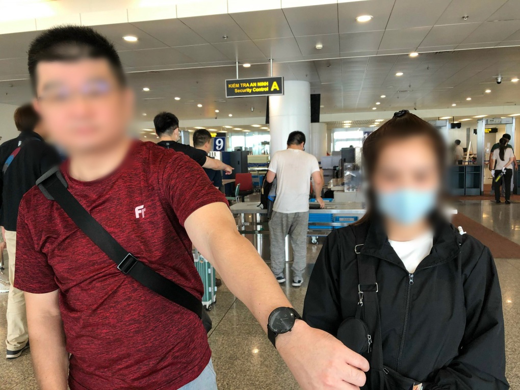 Nữ khách Việt cầm nhầm đồng hồ, sân bay yêu cầu trả lại - 1 Nữ khách Việt cầm nhầm đồng hồ, sân bay yêu cầu trả lại - 1