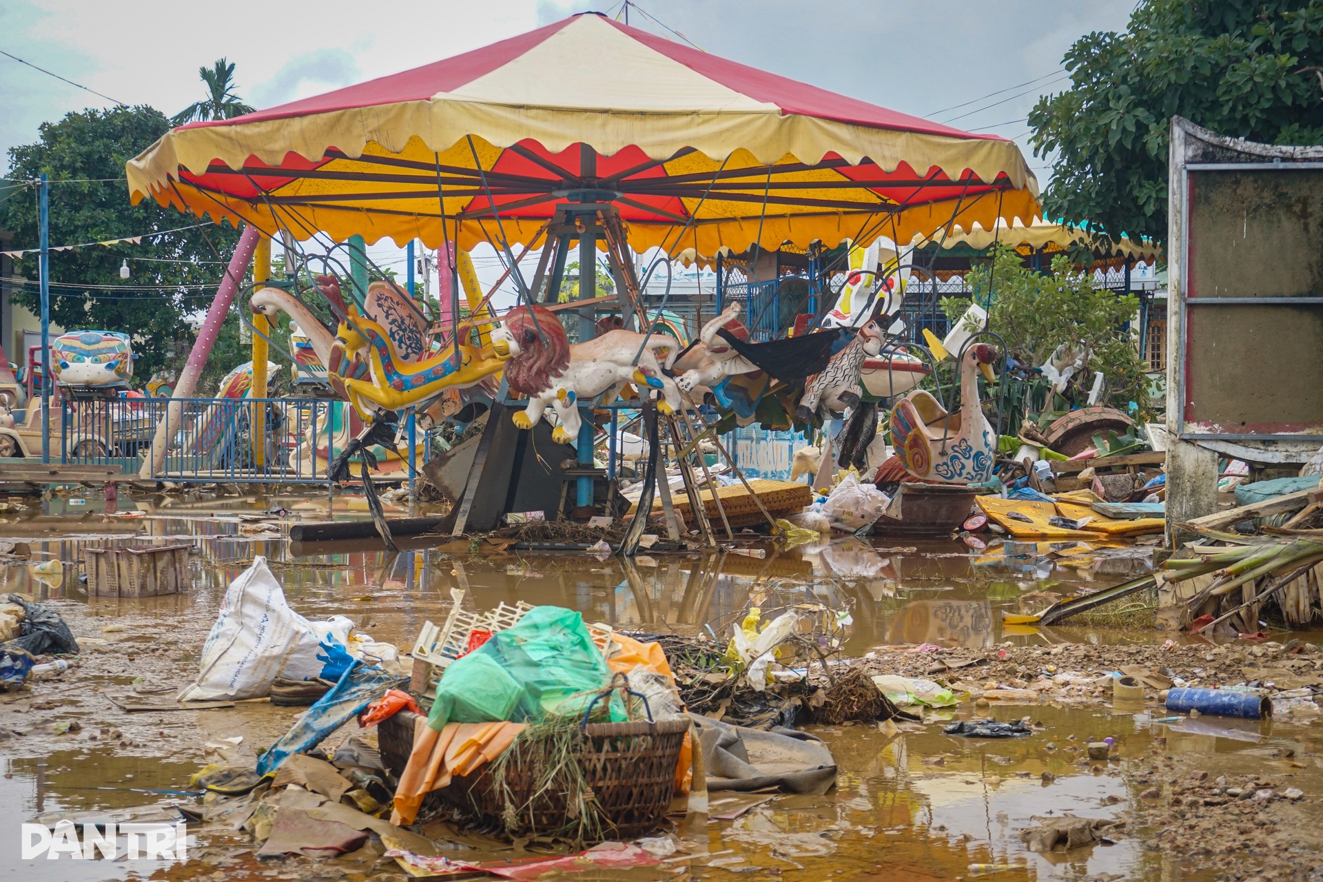 Gia đình tôi không còn đồ dùng gì nguyên vẹn sau khi nước rút! - 6 Gia đình tôi không còn đồ dùng gì nguyên vẹn sau khi nước rút! - 6