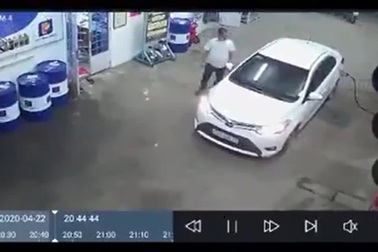 Lái ô tô vào đổ xăng, tranh thủ... bắt trộm chó