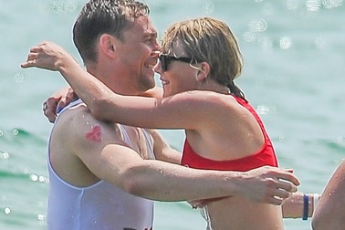 Taylor Swift tung tăng tắm biển cùng bạn trai hấp dẫn
