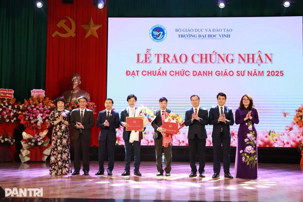Một trường đại học ở miền Trung có thêm 9 giáo sư, phó giáo sư - 1