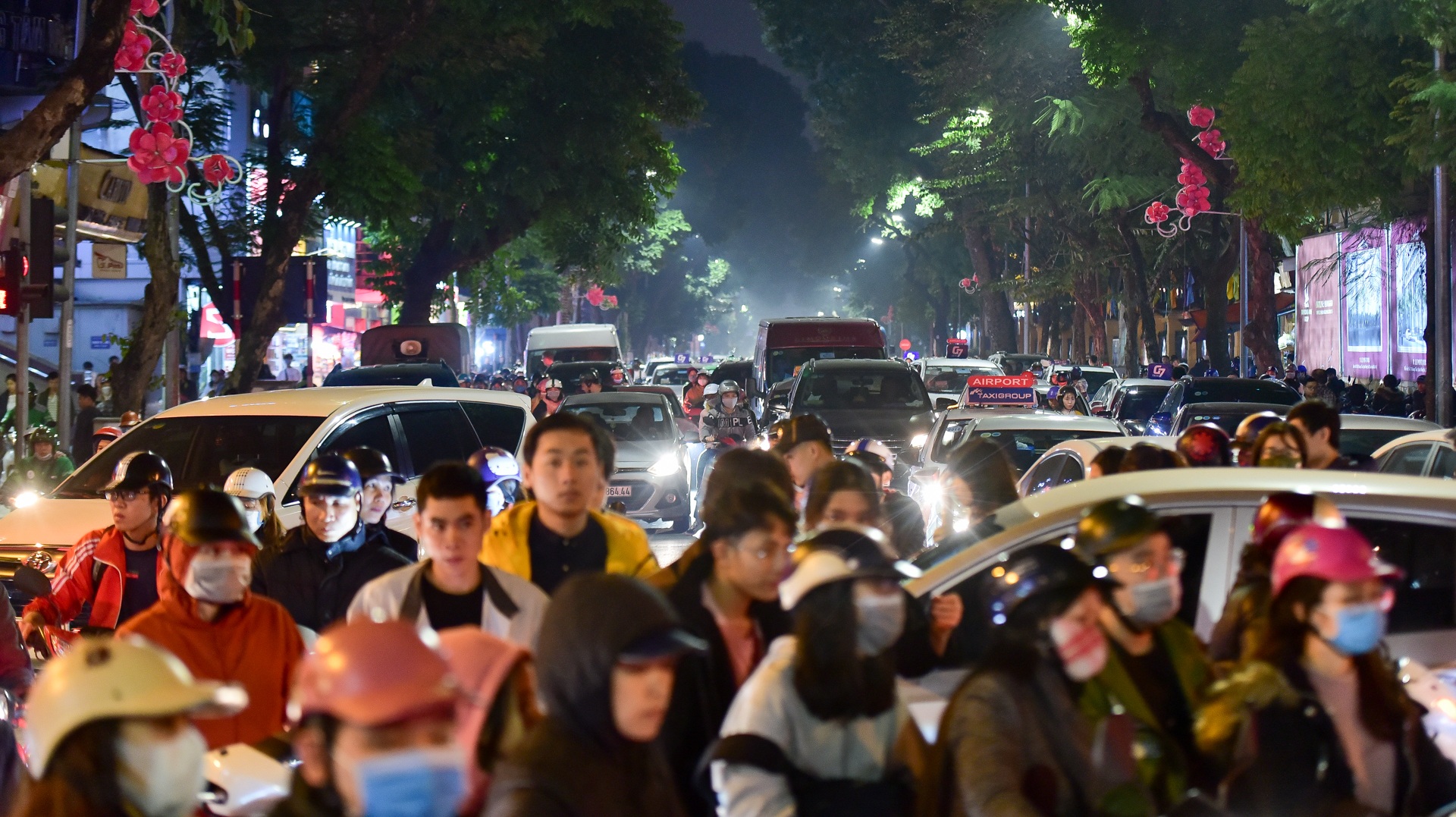 Hà Nội: Dòng người ùn ùn đổ về hồ Gươm đón năm mới 2020  - 3