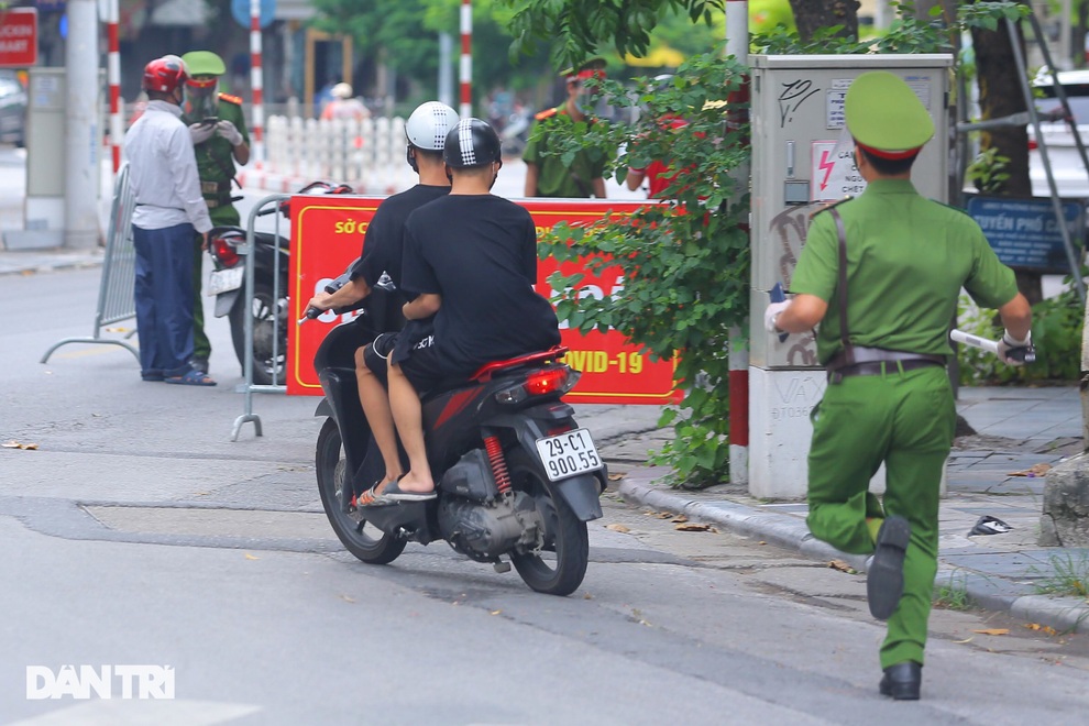 Nhiều lái xe quay đầu bỏ chạy khi gặp Tổ công tác đặc biệt ở phố cổ Hà Nội - 8 Nhiều lái xe quay đầu bỏ chạy khi gặp Tổ công tác đặc biệt ở phố cổ Hà Nội - 8