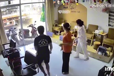 Cuộn thép "khủng" trên xe đầu kéo văng xuống đường sau cú phanh gấp