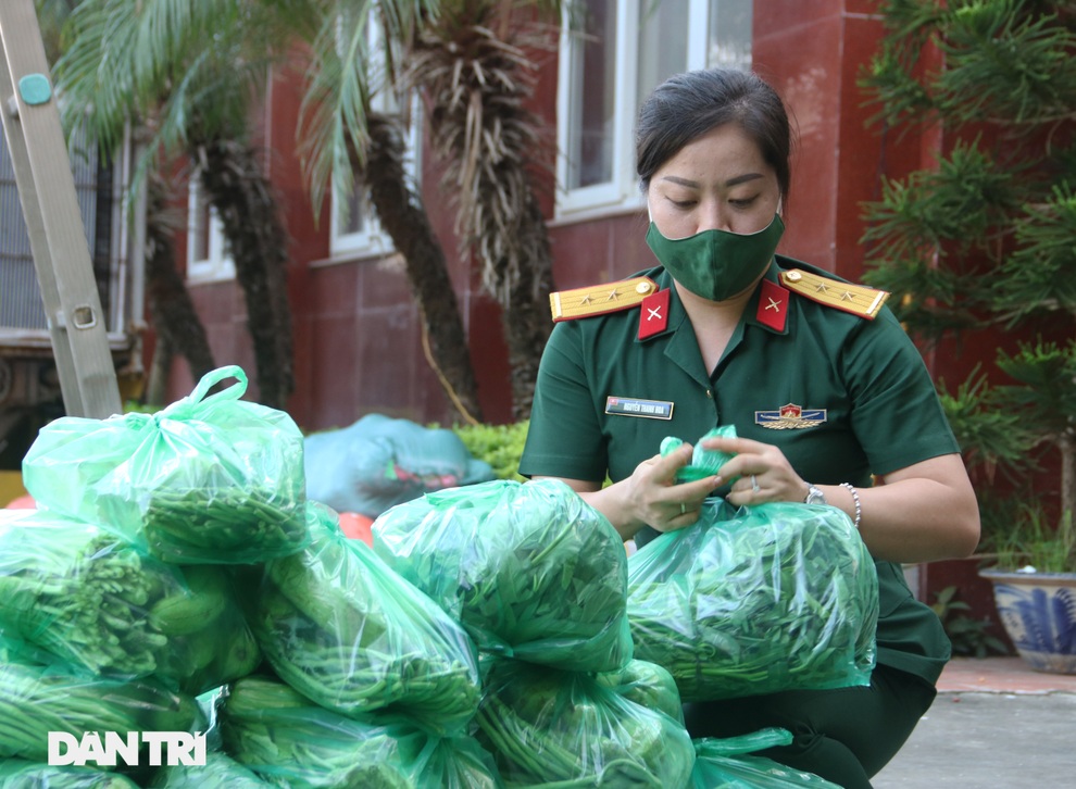 Phiên chợ đặc biệt dành cho hàng trăm người khó khăn ở Hà Nội - 6 Phiên chợ đặc biệt dành cho hàng trăm người khó khăn ở Hà Nội - 6