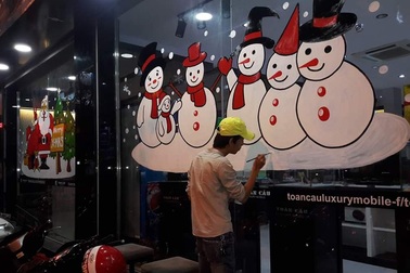 Vẽ ông già Noel trên kính: Nghệ thuật múa bút hái ra tiền