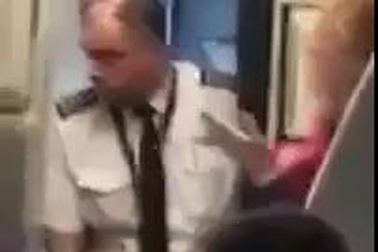 Nhân viên hàng không đánh đuổi hành khách khỏi chuyến bay