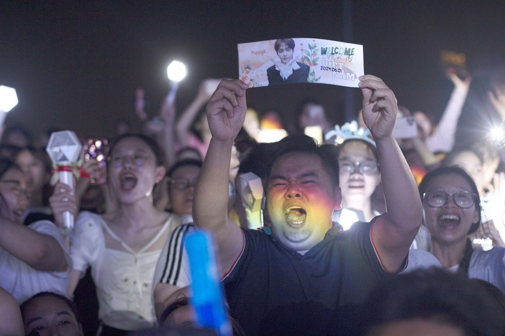 Ca sĩ XIUMIN cùng 100.000 khán giả bùng nổ ở đảo Vũ Yên - 5 Ca sĩ XIUMIN cùng 100.000 khán giả bùng nổ ở đảo Vũ Yên - 5