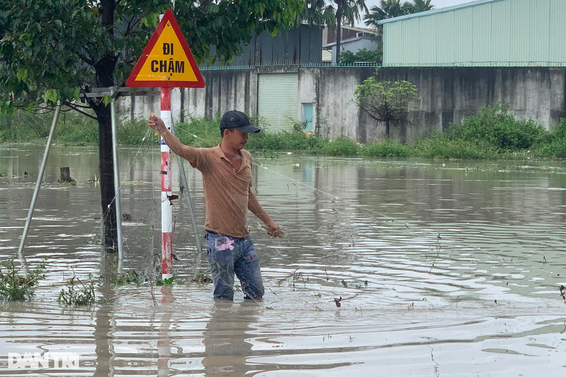 Đường biến thành sông, người dân tranh thủ thả lưới bắt cá - 1 Đường biến thành sông, người dân tranh thủ thả lưới bắt cá - 1