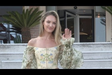 Candice Swanepoel gợi cảm với áo trễ vai