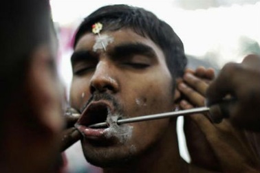 Rợn người trước lễ hội “hành xác” Thaipusam tại Malaysia