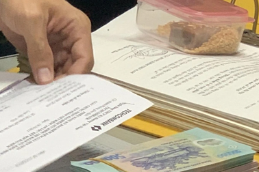 Khám xét phòng quyền Trưởng phòng Kiểm định, phát hiện 2 cọc tiền