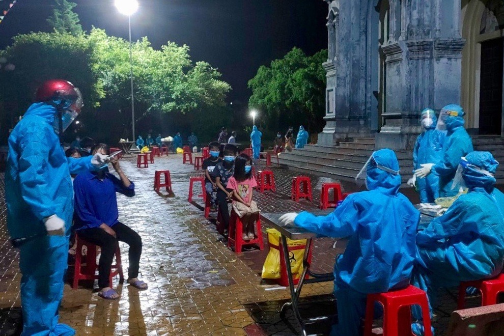 Ba người trong một gia đình dương tính với SARS-CoV-2, phong tỏa 274 hộ dân - 1