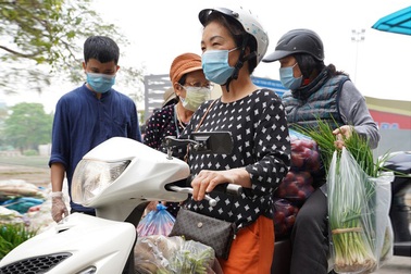 Người dân thủ đô "giải cứu" rau củ cho nông dân Hà Nội: Dân nào cũng thương