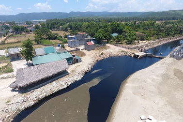 Hình ảnh kinh hoàng hồ nuôi tôm xả nước thải đen ngòm "bức tử" cả bãi biển