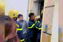 4 học sinh mắc kẹt, hoảng loạn kêu cứu trong thang máy