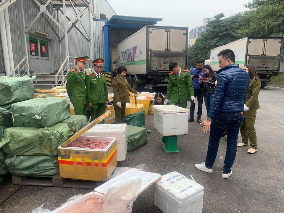 Hà Nội: Cảnh sát bắt hàng tấn lưỡi vịt, trứng non nhập lậu chuẩn bị mang đi tiêu thụ - 2 Hà Nội: Cảnh sát bắt hàng tấn lưỡi vịt, trứng non nhập lậu chuẩn bị mang đi tiêu thụ - 2