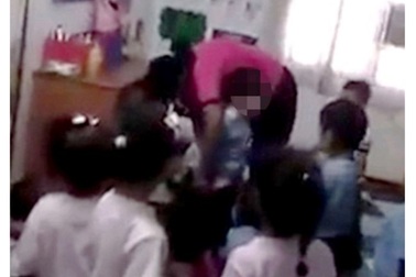 Venezuela: Giáo viên phạt học sinh bằng cách lấy kim châm vào người