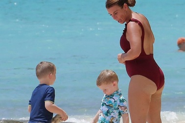 Vợ Wayne Rooney chơi đùa cùng con trên biển