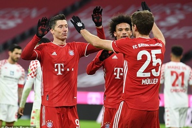 Lewandowski lập cú đúp, Bayern Munich ngược dòng khó tin