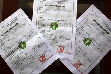 Người phụ nữ Hà Nội cầm đầu đường dây làm giả giấy khám sức khỏe
