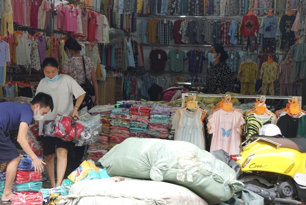 Người dân háo hức đi cắt tóc, ăn sáng sau nhiều ngày ở yên - 5 Người dân háo hức đi cắt tóc, ăn sáng sau nhiều ngày ở yên - 5