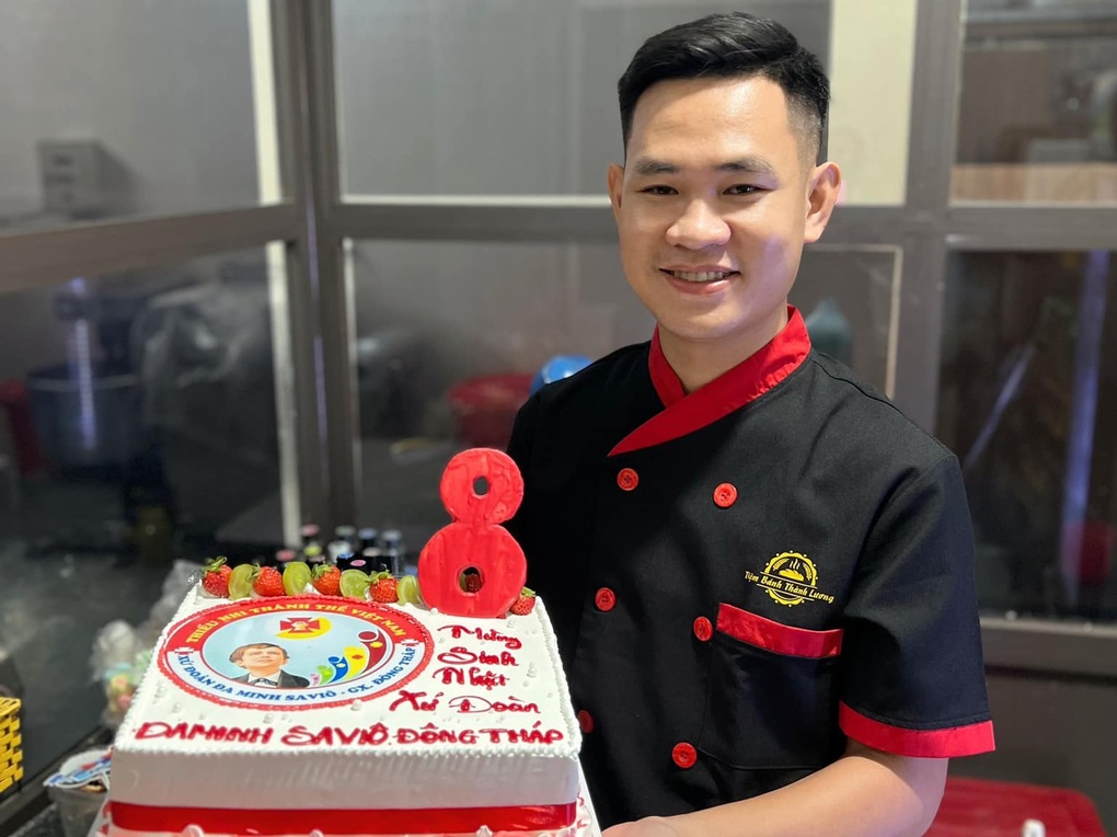 Cưới được vợ xinh, anh chủ treo biển “vui quá nghỉ 1 tháng” - 2 Cưới được vợ xinh, anh chủ treo biển “vui quá nghỉ 1 tháng” - 2