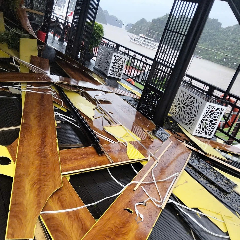 Khoảnh khắc tàu du lịch hạng sang ở Hạ Long bị đánh chìm do siêu bão Yagi - 2 Khoảnh khắc tàu du lịch hạng sang ở Hạ Long bị đánh chìm do siêu bão Yagi - 2