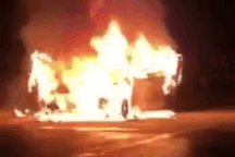 Xế hộp bốc cháy dữ dội trong đêm, lái xe kịp thoát ra ngoài